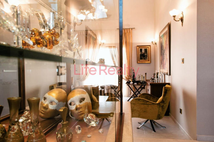 Image No.6-5 Bed House for sale