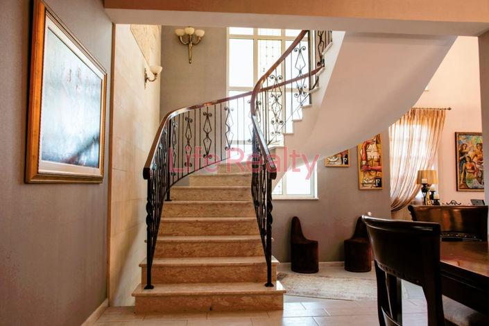 Image No.7-5 Bed House for sale