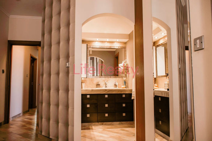 Image No.9-5 Bed House for sale