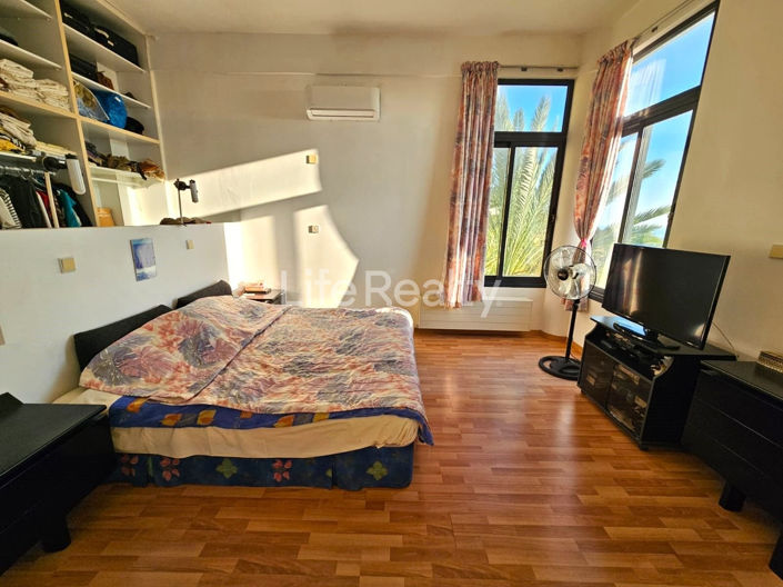 Image No.18-6 Bed House for sale