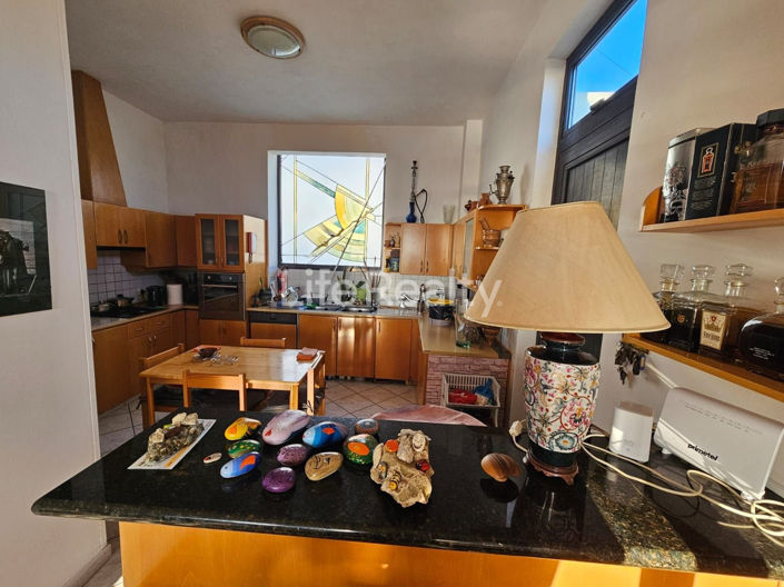 Image No.16-6 Bed Property for sale