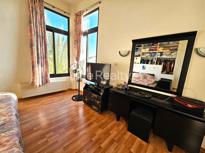 Image No.19-6 Bed Property for sale