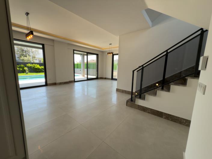 Image No.8-4 Bed Villa / Detached for sale