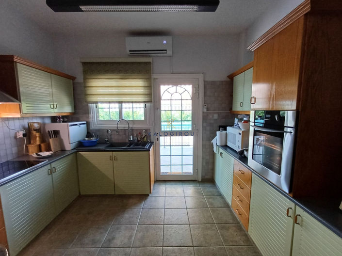 Image No.8-4 Bed House for sale