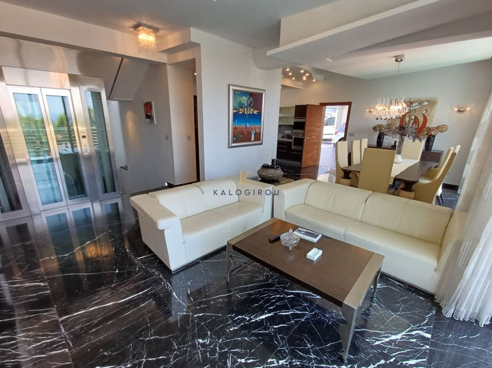 Image No.8-5 Bed House for sale