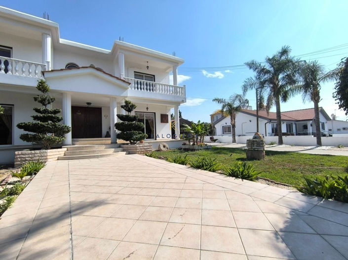 Image No.2-Maison de 5 chambres à vendre à Anafotida