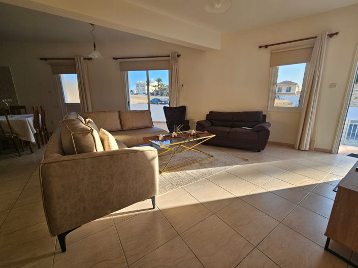 Image No.2-Maison de 3 chambres à vendre à Oroklini