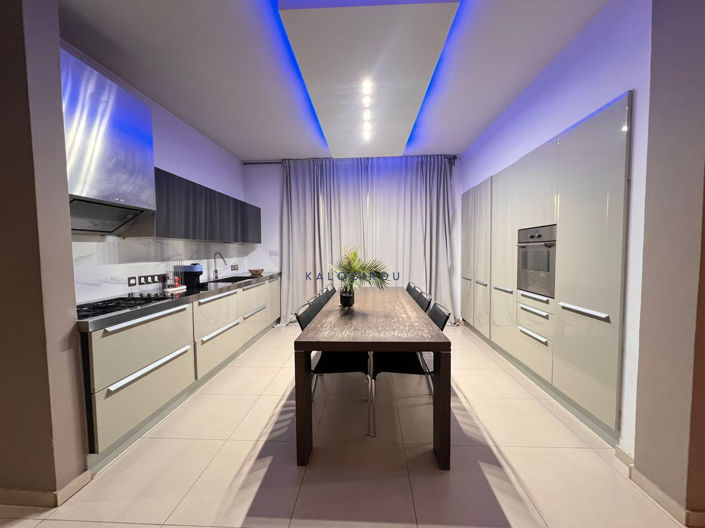 Image No.11-Maison de 4 chambres à vendre à Dromolaxia