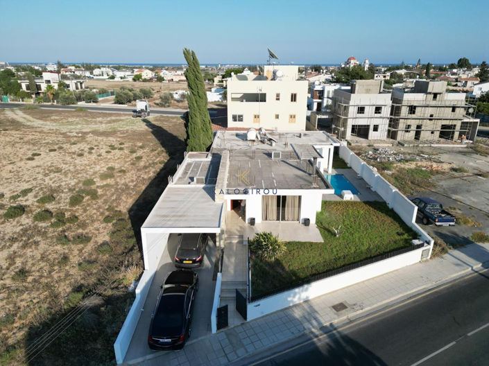 Image No.3-Maison de 4 chambres à vendre à Dromolaxia