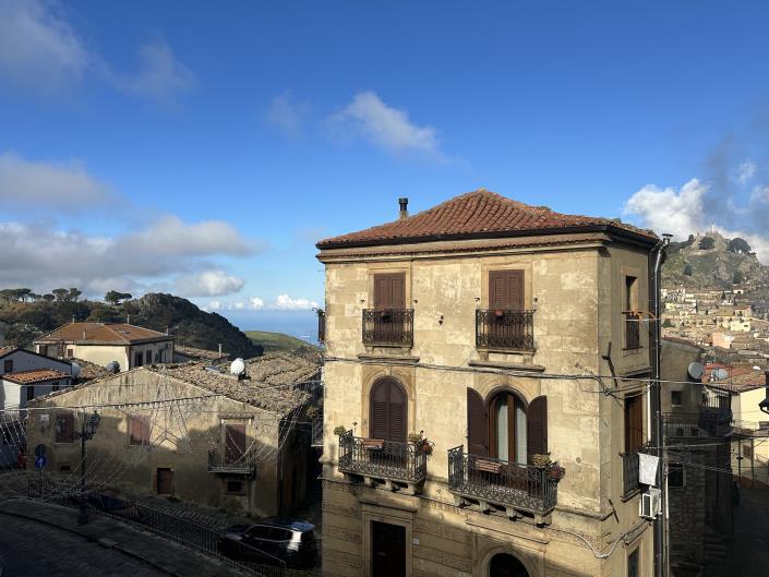 Image No.25-5 Bed Semi-Detached for sale