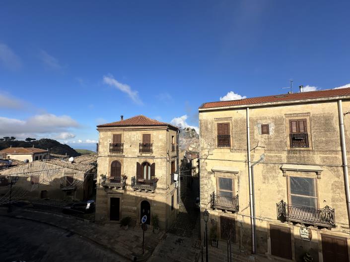 Image No.26-5 Bed Semi-Detached for sale