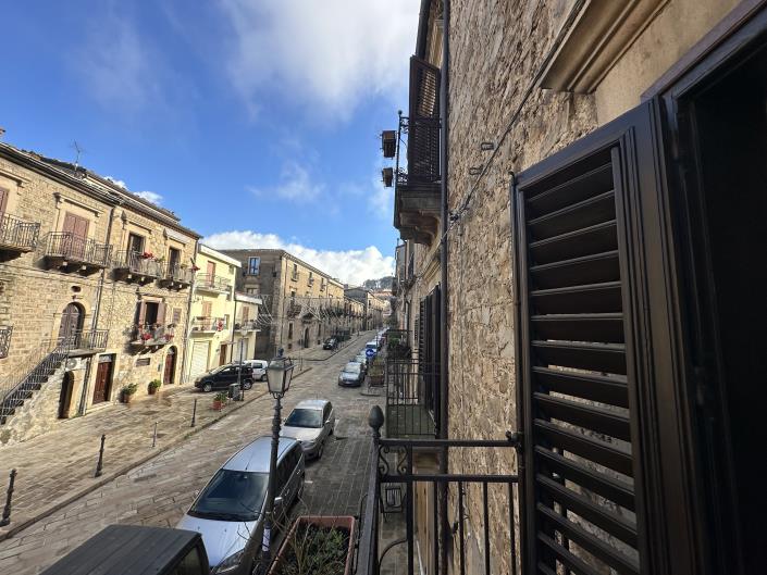 Image No.42-5 Bed Semi-Detached for sale