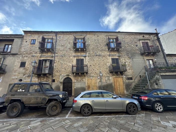 Image No.50-5 Bed Semi-Detached for sale