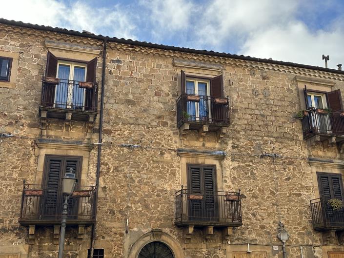 Image No.52-5 Bed Semi-Detached for sale