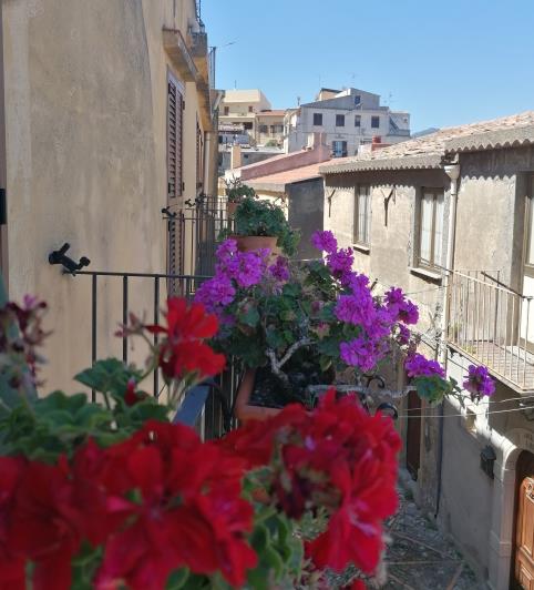 Image No.2-6 Bed Semi-Detached for sale