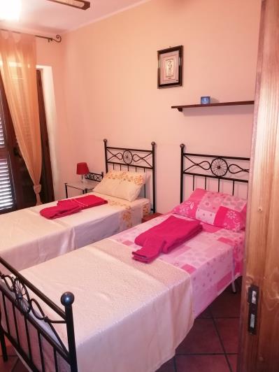 Image No.12-6 Bed Semi-Detached for sale