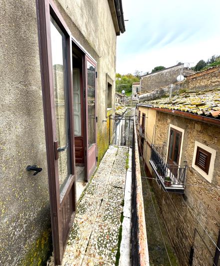 Image No.13-5 Bed Townhouse for sale