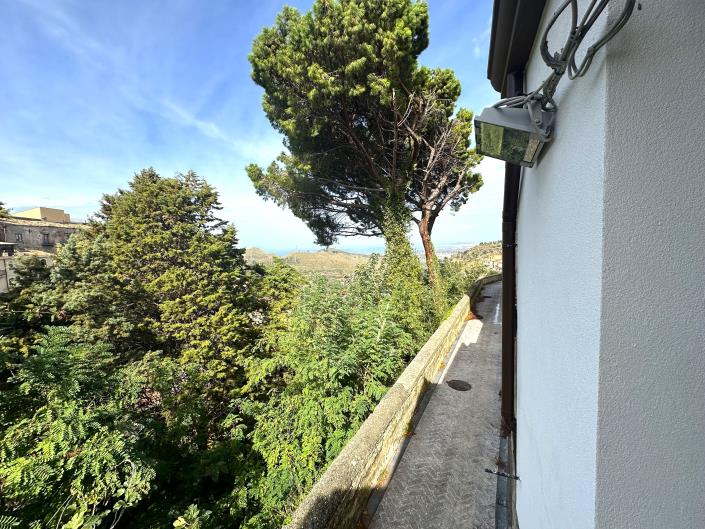 Image No.20-2 Bed Townhouse for sale