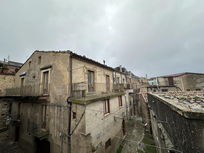 Image No.6-2 Bed Townhouse for sale