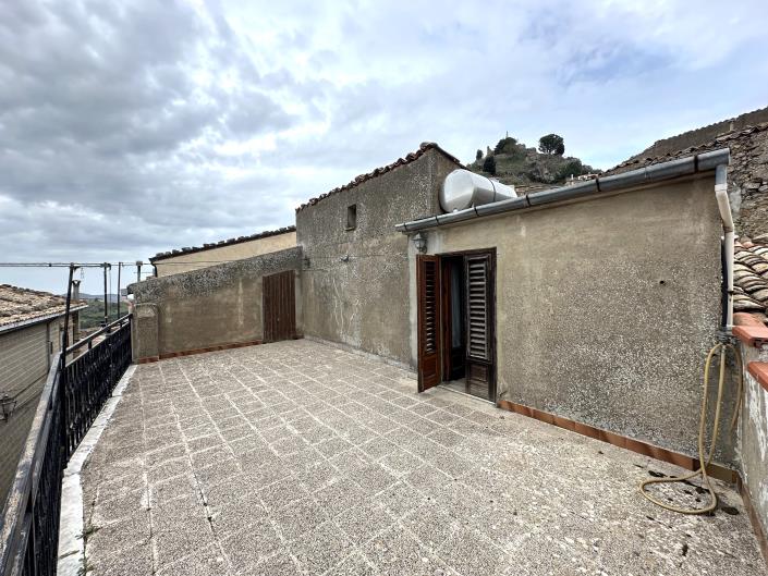 Image No.8-2 Bed Townhouse for sale