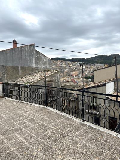 Image No.12-2 Bed Townhouse for sale