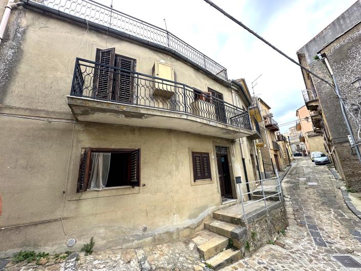 Image No.36-2 Bed Townhouse for sale