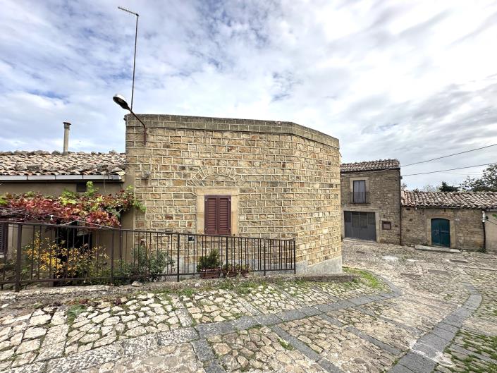 Image No.6-2 Bed Semi-Detached for sale