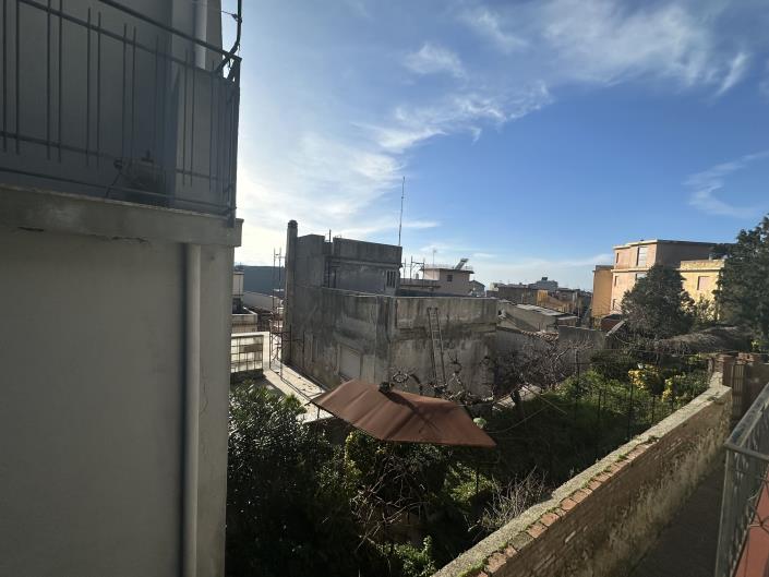 Image No.12-1 Bed Semi-Detached for sale