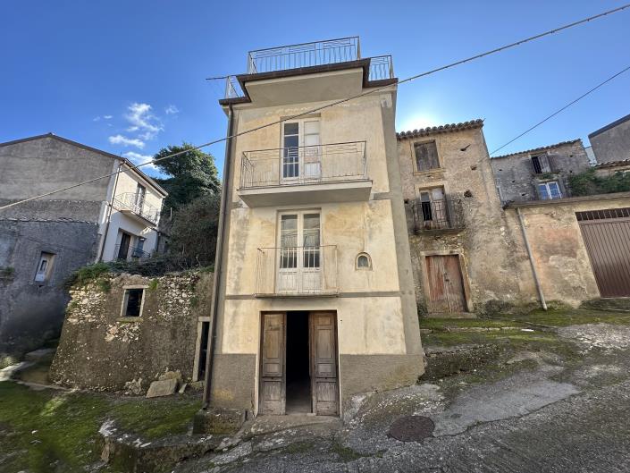 Image No.3-Maison de ville de 3 chambres à vendre à Novara di Sicilia