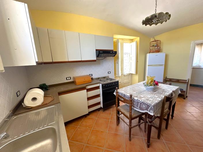 Image No.20-5 Bed Restaurant for sale