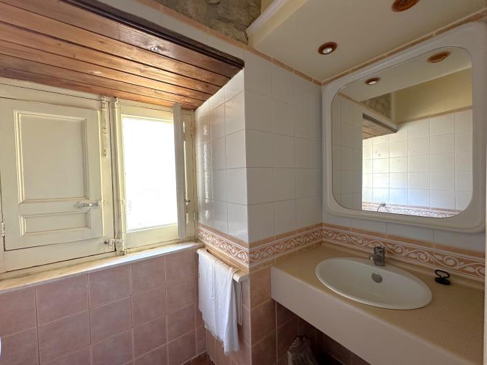 Image No.36-5 Bed Restaurant for sale