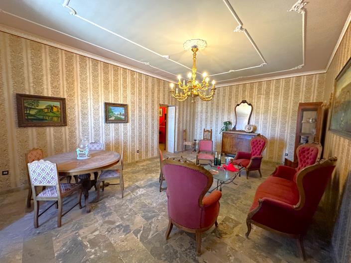 Image No.25-5 Bed Restaurant for sale