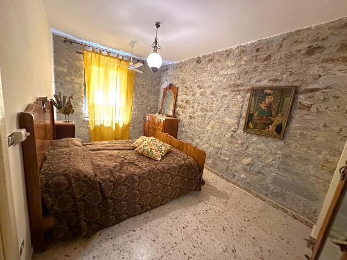 Image No.40-5 Bed Restaurant for sale