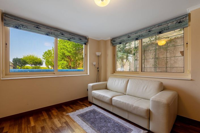 Image No.17-5 Bed House for sale