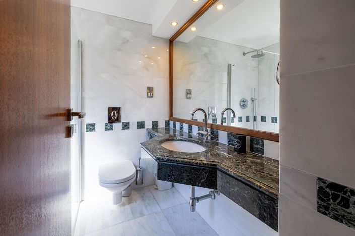 Image No.8-5 Bed House for sale