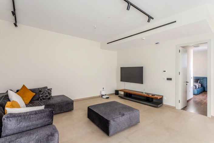 Image No.20-4 Bed House for sale