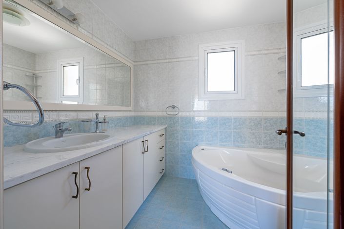 Image No.17-4 Bed House for sale