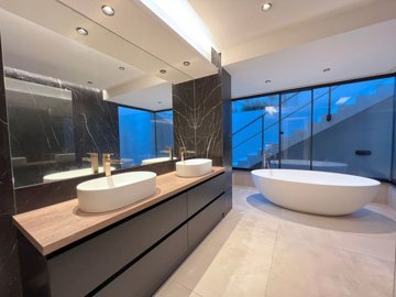 b9c472eb-b57e-4d0f-9043-856812120805