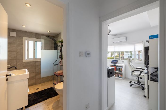 Image No.18-4 Bed House for sale