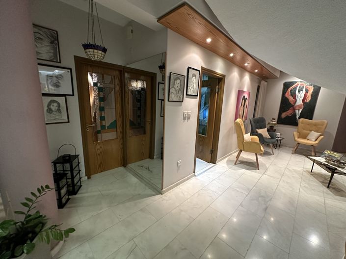 Image No.8-4 Bed House for sale