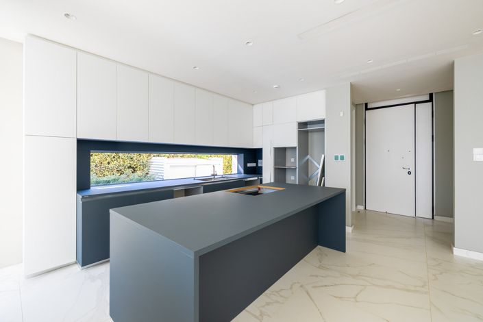 Image No.8-5 Bed House for sale