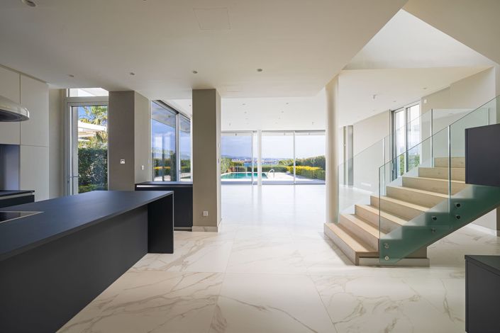 Image No.8-5 Bed House for sale