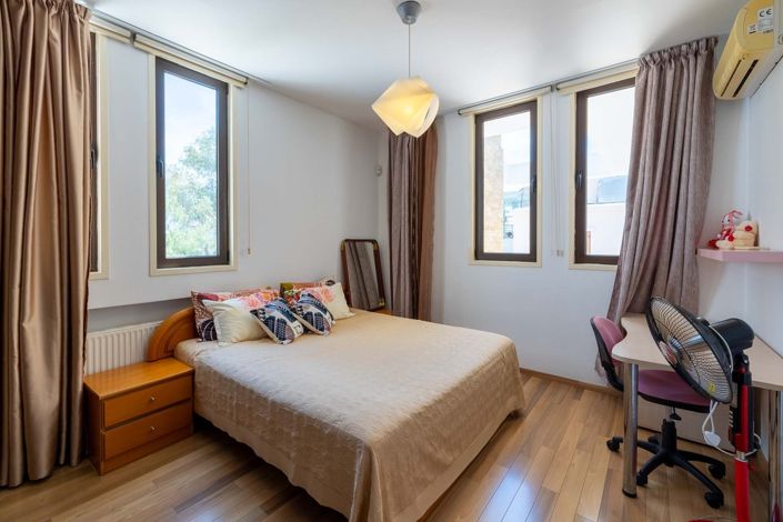 Image No.17-4 Bed House for sale