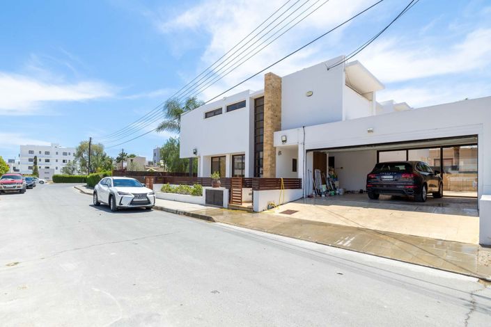 Image No.2-4 Bed House for sale