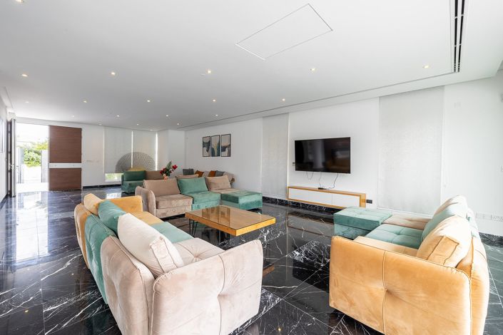 Image No.8-7 Bed Villa for sale