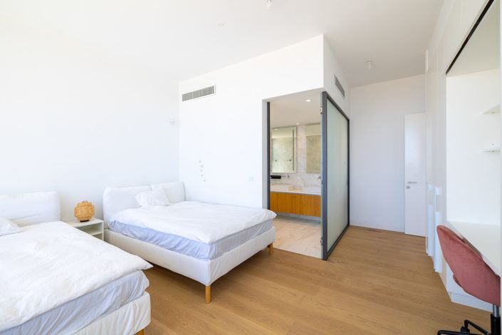 Image No.24-5 Bed House for sale