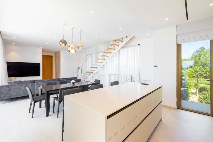 Image No.8-4 Bed House for sale