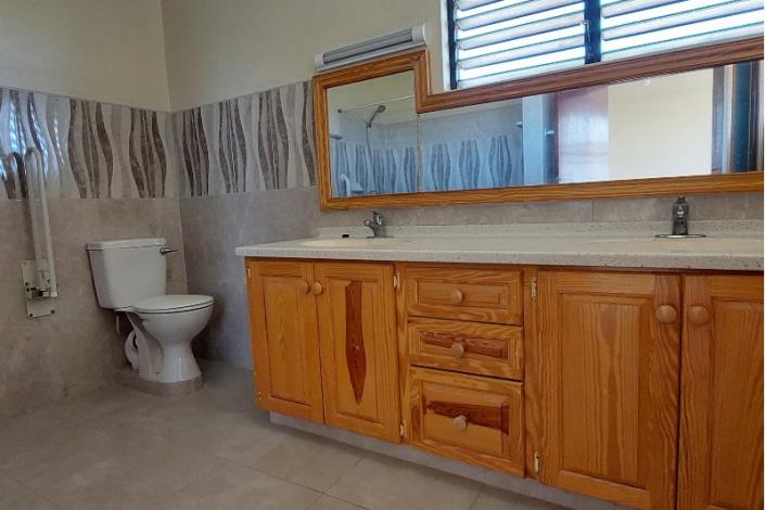 Image No.8-5 Bed House for sale