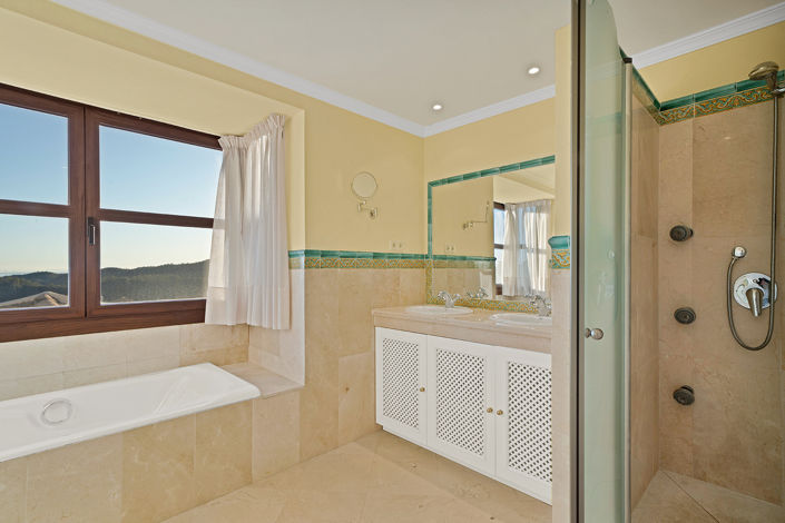 Image No.14-4 Bed Townhouse for sale