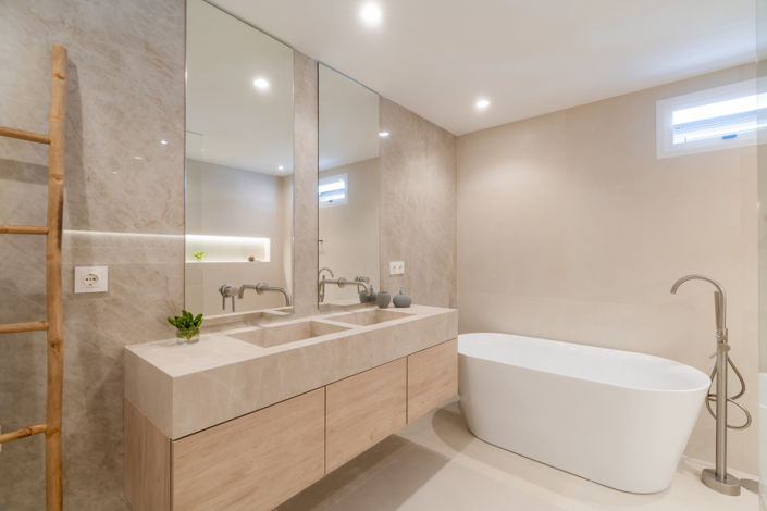 Image No.10-3 Bed Property for sale